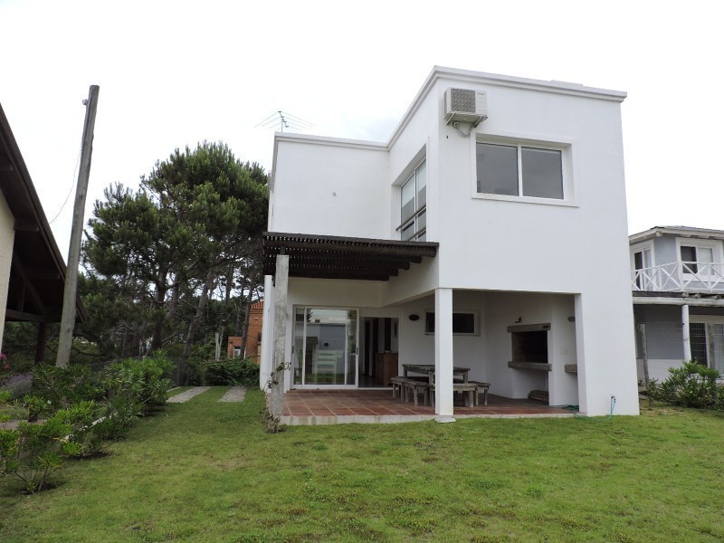 Casa de cinco dormitorios en alquiler en Montoya